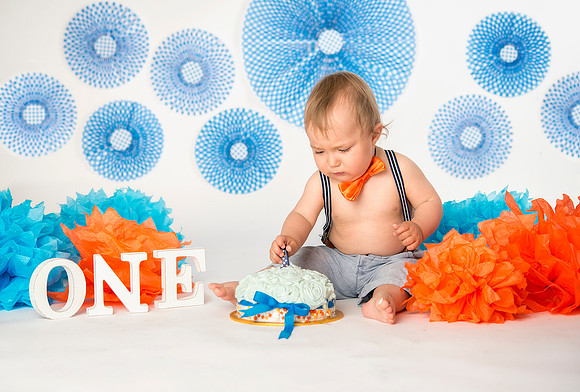 Smash the cake. One year old