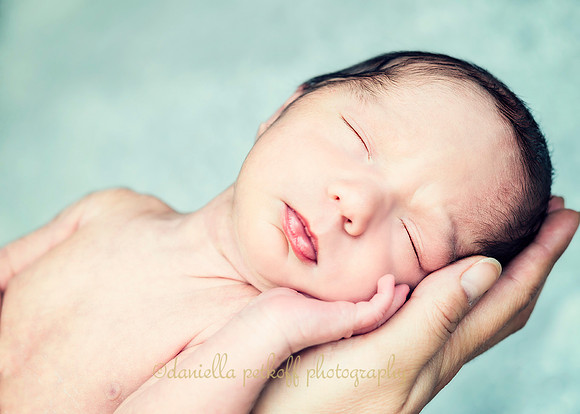 baby in mum's hand