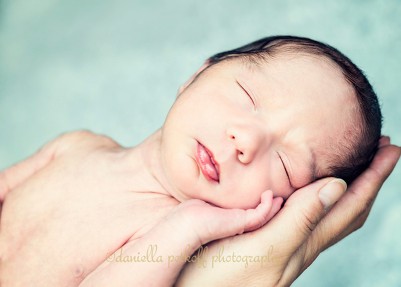 baby in mum's hand