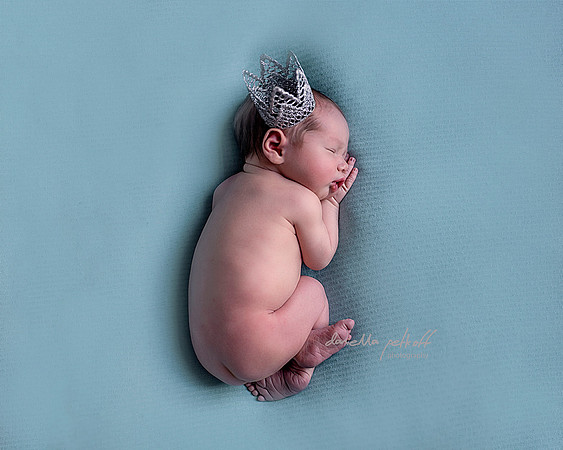 Newborn baby photo