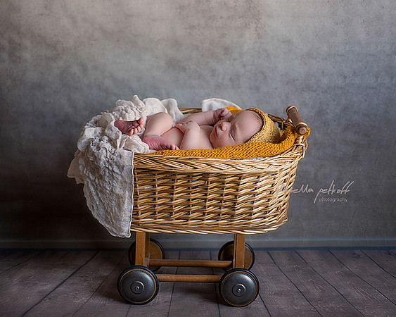 Newborn baby photo